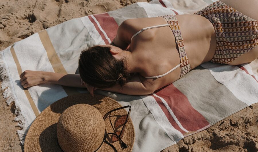 Expert Shares Her Dos (& Don'ts) Of Staying Sun-Safe