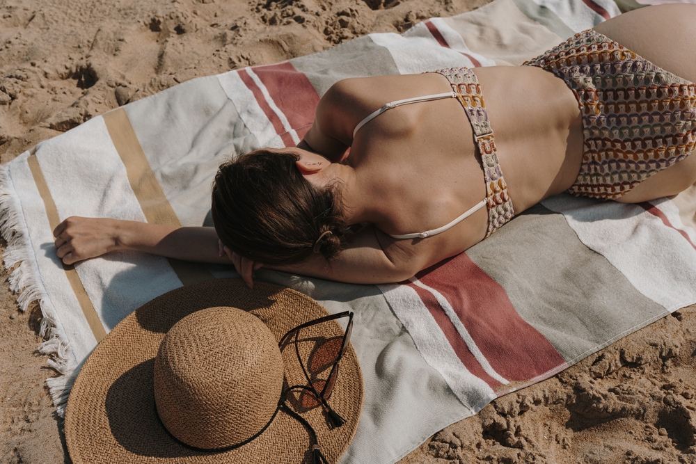 Expert Shares Her Dos (& Don'ts) Of Staying Sun-Safe